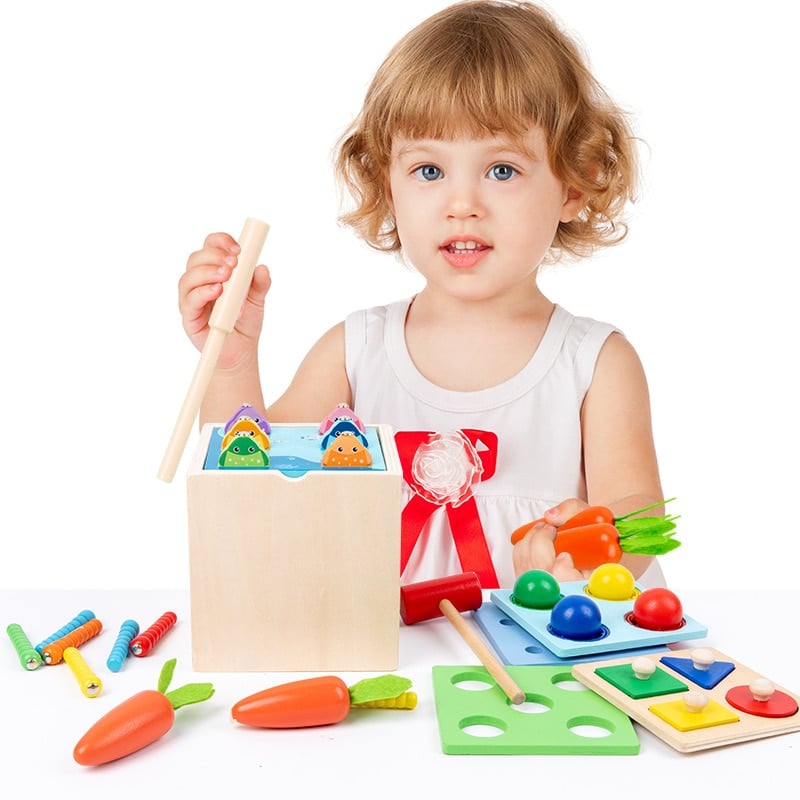 Une petite fille joue avec un Jouet a Marteler 5 en 1.
