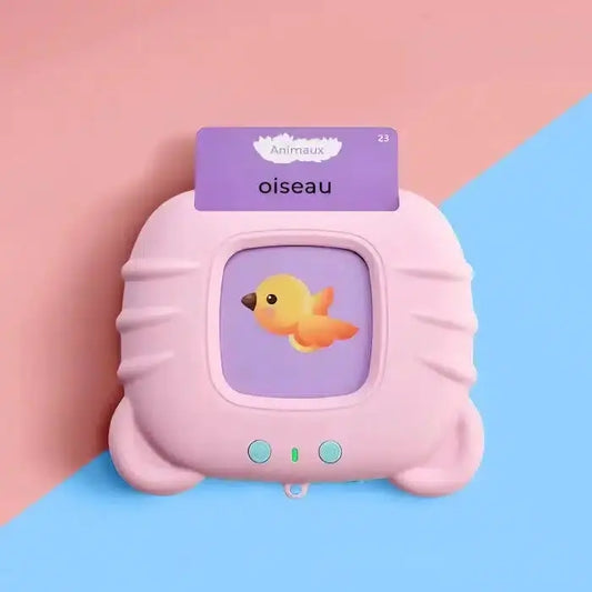 Un jouet numérique Mes Premiers Mots avec un écran affichant un oiseau jaune de dessin animé et une carte pédagogique sur le dessus indiquant "animaux oiseau" sur un fond bicolore rose et bleu.