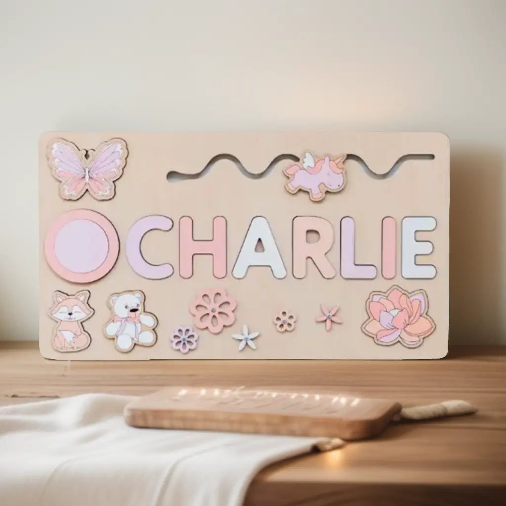 Un charmant puzzle en bois avec le nom "CHARLIE" aux couleurs pastel, avec des formes animales et des fleurs, repose gracieusement sur une table en bois. Ce puzzle personnalisé est un ajout enchanteur à tout décor, idéal pour ceux qui adorent les thèmes fantaisistes comme les licornes.