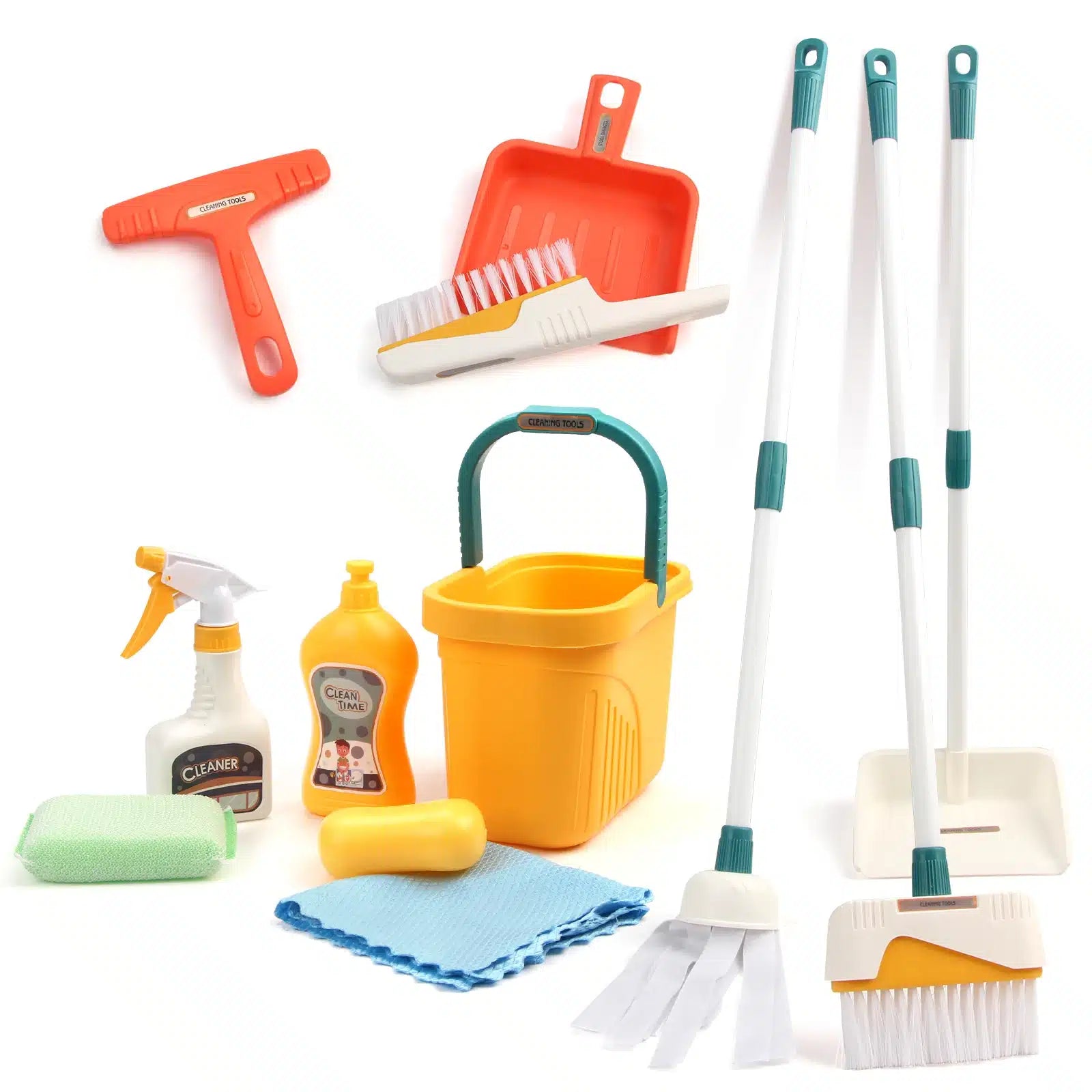 Un fond blanc soigneusement disposé présente le Set de Ménage pour Enfants - Imitation Nettoyage - 12 Pièces, comprenant des outils de nettoyage comme des serpillières, des brosses, un seau, une raclette, un vaporisateur, une éponge et divers produits de nettoyage.