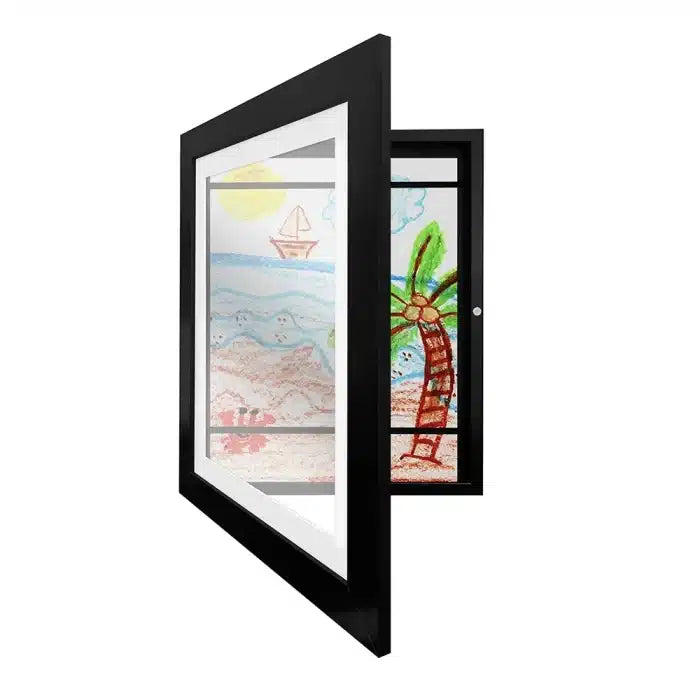 Image encadrée en noir avec un dessin d'enfant représentant une scène de plage, affiché sous un angle.