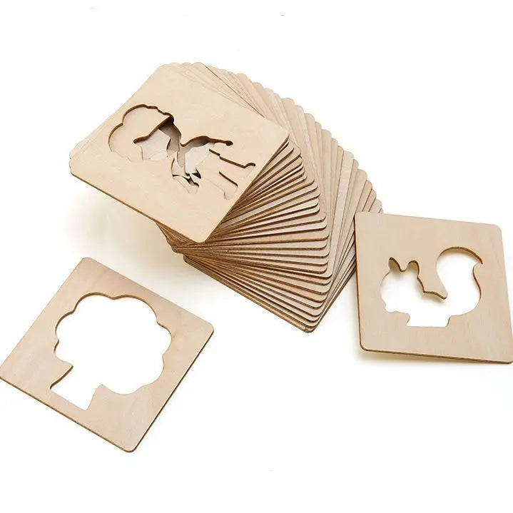 Un ensemble de Pochoirs en Bois Montessori pour Enfants - 20 pièces représentant des animaux et des arbres découpés.