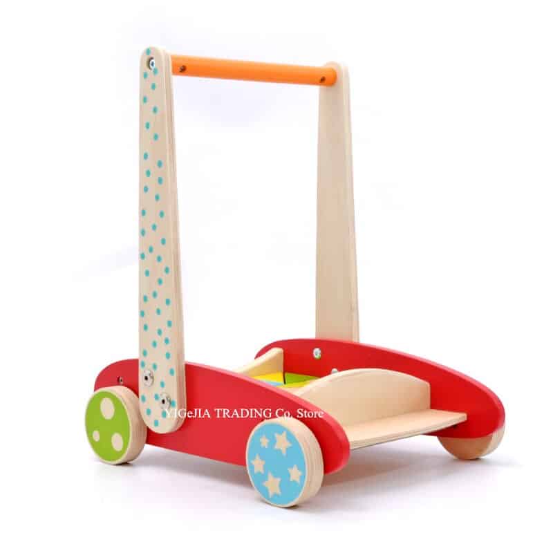 Un pousseur bébé - Jeu de Construction en bois avec des pois.