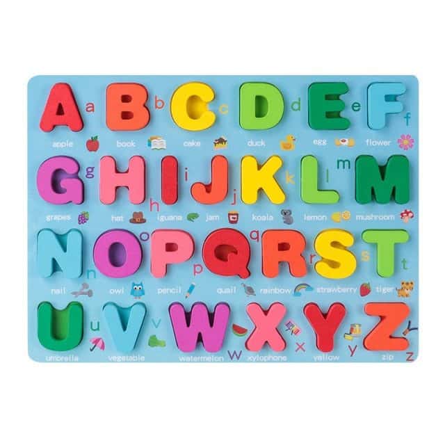 Puzzle pour enfants avec des lettres colorées en 3D de A à Z sur un tableau bleu. Des illustrations et des mots pour chaque lettre, comme « pomme » pour A et « bateau » pour B, accompagnent les lettres.