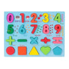 Découvrez la vibrante « Planche Montessori – Chiffres et anglais », un puzzle éducatif avec des chiffres colorés de 0 à 9 et des formes telles qu'un ovale, un carré, un triangle, un cœur et un pentagone. Chaque forme est étiquetée avec des noms et des quantités en anglais sur un fond bleu clair doux.