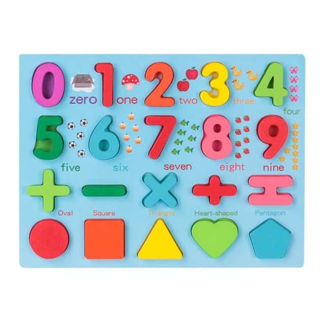 Découvrez la vibrante « Planche Montessori – Chiffres et anglais », un puzzle éducatif avec des chiffres colorés de 0 à 9 et des formes telles qu'un ovale, un carré, un triangle, un cœur et un pentagone. Chaque forme est étiquetée avec des noms et des quantités en anglais sur un fond bleu clair doux.