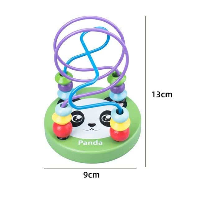 Découvrez le Boulier Panda, un adorable jouet d'éveil pour bébé avec des perles colorées sur un fil violet enroulé, posé sur un socle vert avec un joli visage de panda. Il mesure 13 cm de haut et 9 cm de large.