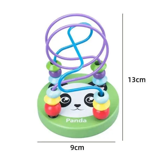 Découvrez le Boulier Panda, un adorable jouet d'éveil pour bébé avec des perles colorées sur un fil violet enroulé, posé sur un socle vert avec un joli visage de panda. Il mesure 13 cm de haut et 9 cm de large.