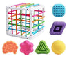 La Boite à formes avec élastiques – Jeu de motricité est un cube vibrant composé d'élastiques et de six formes texturées et multicolores aux motifs uniques pour une expérience ludique.