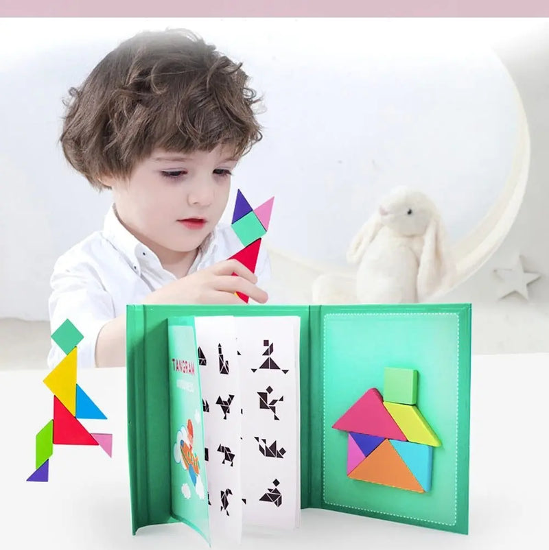Un enfant s'engage joyeusement avec le Livre vert de Puzzle Tangram, tandis qu'un lapin en peluche ajoute une présence ludique à proximité.