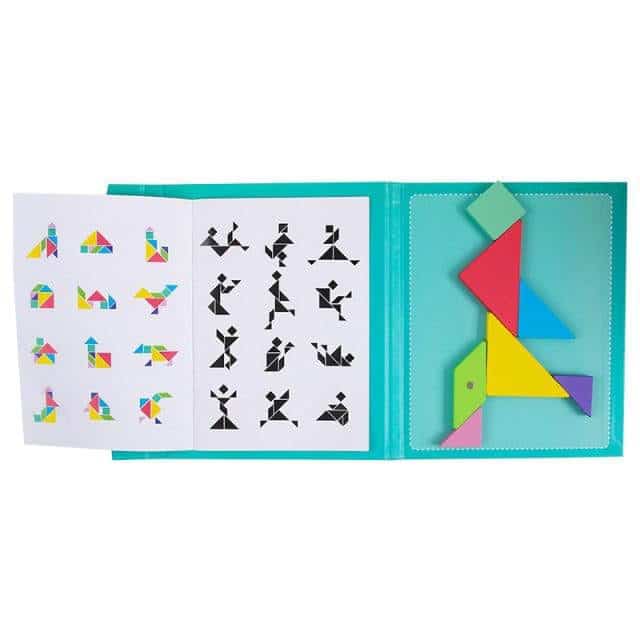 Le « Livre vert de Puzzle Tangram » est un livre d'activités interactif comprenant des pièces de tangram vibrantes à droite et des formes de puzzle complexes à gauche, parfait pour les esprits ludiques.
