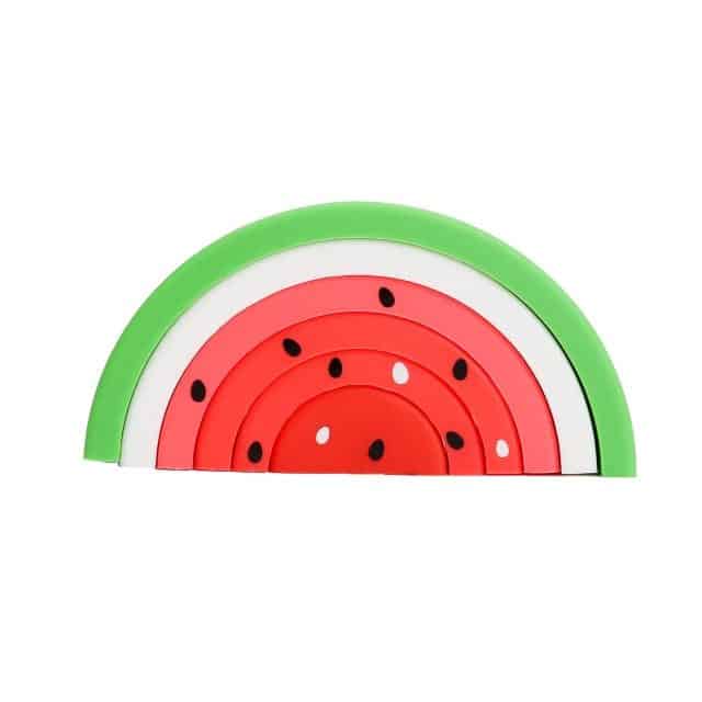 Quatre planches à découper semi-circulaires empilées au motif de pastèque, fabriquées en silicone, présentent des teintes vibrantes de vert, de blanc, de rouge et de rouge avec des graines noires - une palette Arc en ciel parfaite pour ajouter une touche ludique.