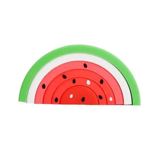 Quatre planches à découper semi-circulaires empilées au motif de pastèque, fabriquées en silicone, présentent des teintes vibrantes de vert, de blanc, de rouge et de rouge avec des graines noires - une palette Arc en ciel parfaite pour ajouter une touche ludique.