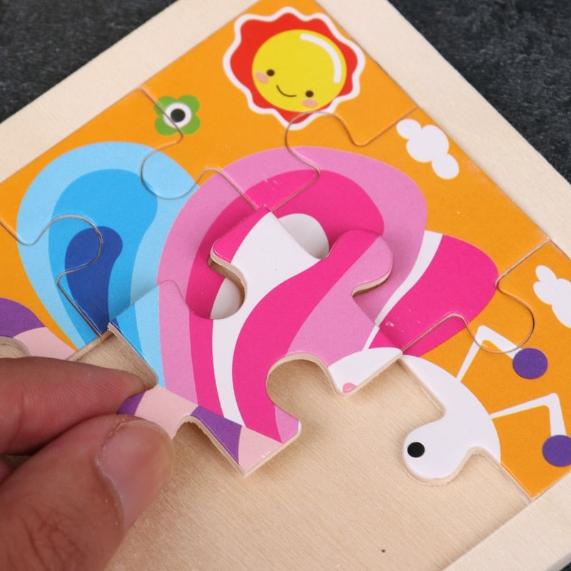 Une personne assemble un Puzzle en Bois Animaux.