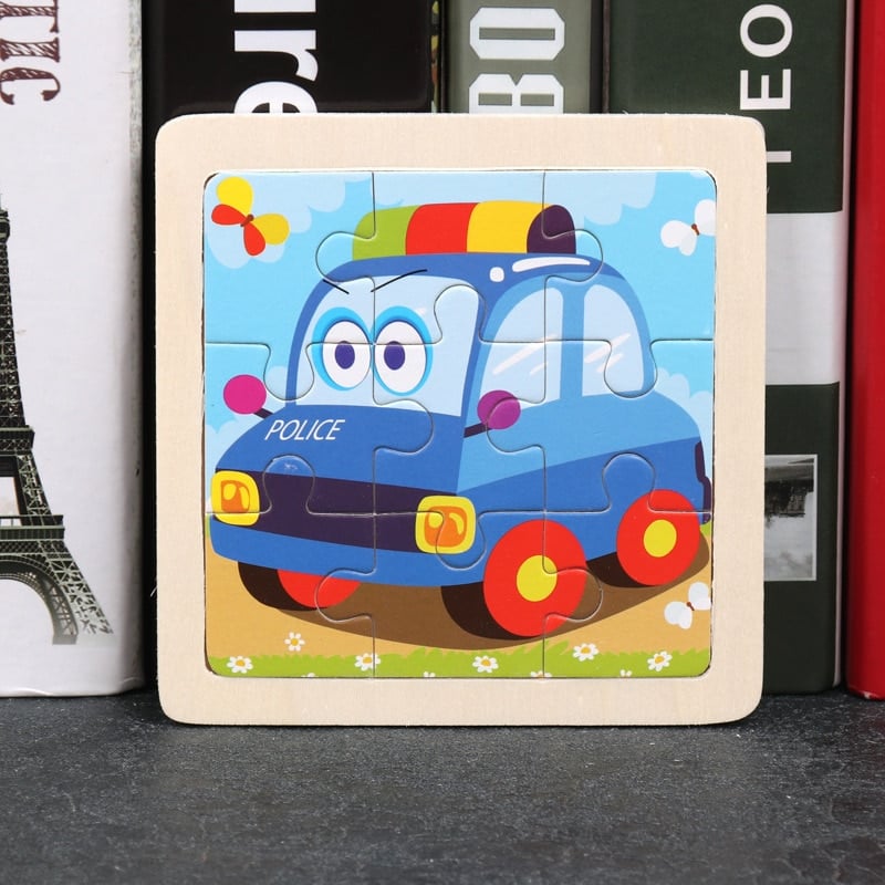 Un Puzzle en Bois Véhicules représentant une voiture dessin animé.