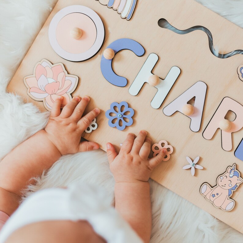 Un Puzzle Personnalisé Prénom - en Bois avec le nom "ochard" est joué par un bébé.