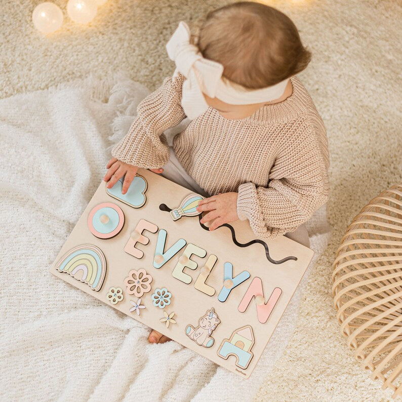 Une petite fille joue joyeusement avec un Puzzle Personnalisé Prénom - en Bois qui porte son propre nom, "Evelyn.