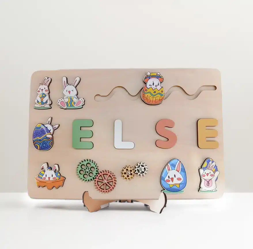 Une planche de bois avec des personnages personnalisés pour un puzzle en édition spéciale.