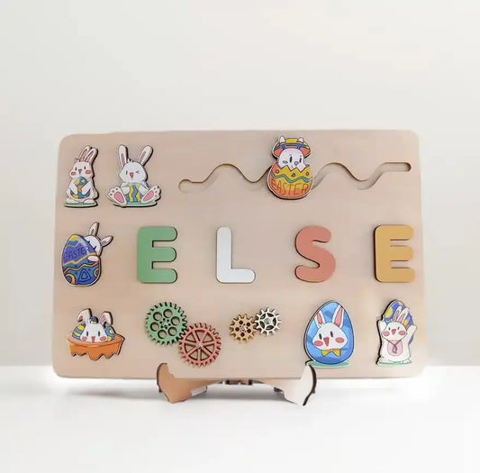Une planche de bois avec des personnages personnalisés pour un puzzle en édition spéciale.