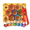 Une ruche à abeilles Montessori avec pince en bois.