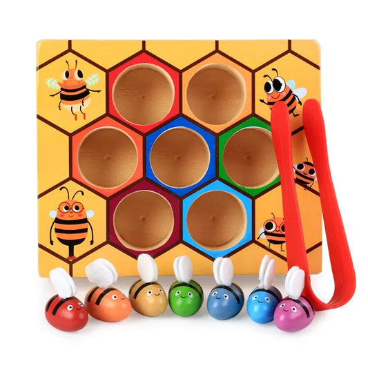 Une ruche à abeilles Montessori avec pince en bois.