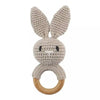 Un Hochet en Bois Lapin Tricoté.