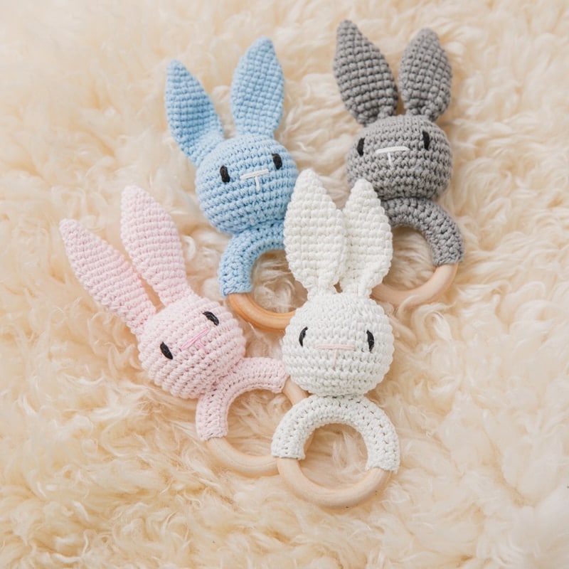 Hochet en Bois Lapin Tricoté.