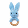 Un Hochet en Bois Lapin Tricoté crocheté sur un fond blanc.