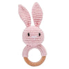 Un Hochet en Bois Lapin Tricoté avec un anneau lapin crocheté.