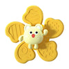 Un Spinner de Bain pour Baignoire en forme de fleur jaune avec un ours en peluche à l'intérieur.