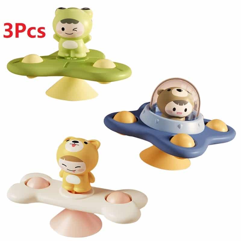 Un ensemble de jouets avec un ours et un vaisseau spatial, avec un design Spinner de Bain pour Baignoire.
