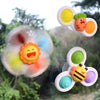 Un groupe coloré de jouets s'affiche dans une fenêtre de voiture, y compris le Spinner de Bain pour Baignoire.