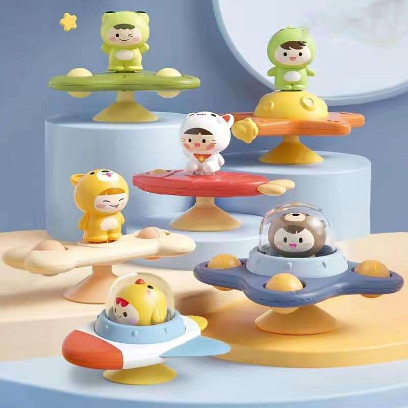 Un groupe de Spinner de Bain pour Baignoire toy spaceships spinner sur une table.