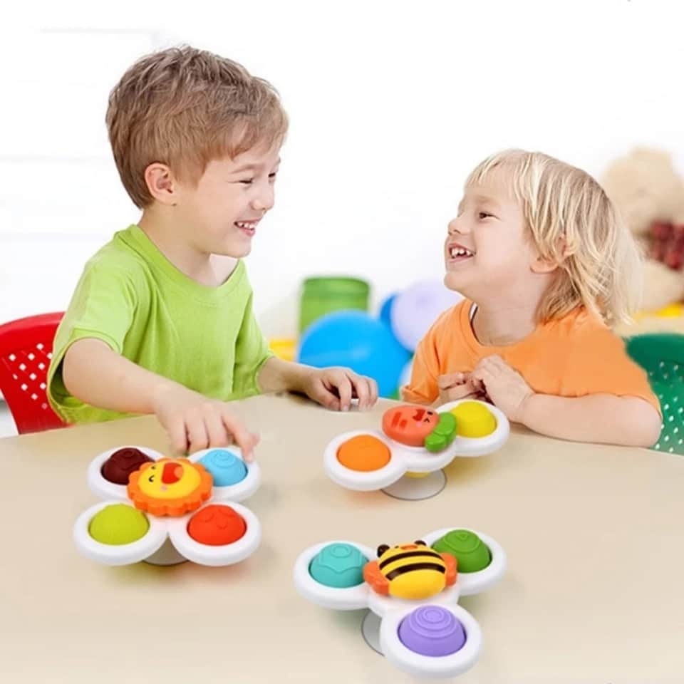 Deux enfants jouant avec des jouets Spinner de Bain pour Baignoire à une table.