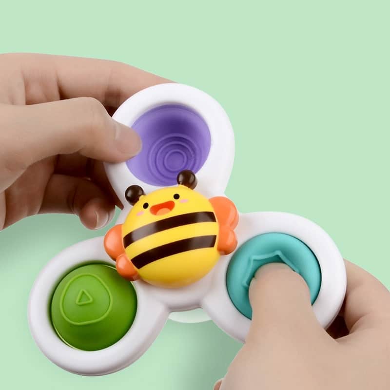 Une main tenant un jouet fidget Spinner de Bain pour Baignoire.