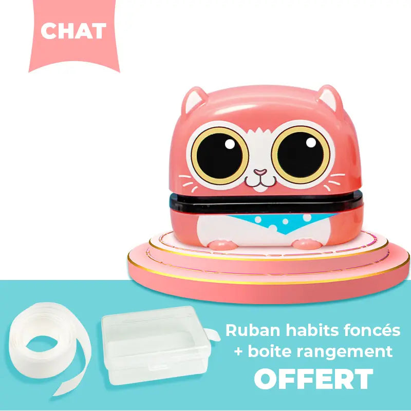 Un chat rose sur fond rose avec la mention Tampon Prénom Vêtement - Rapide et résiste à +1000 lavages.