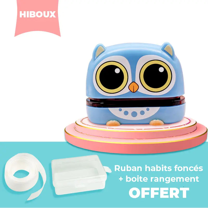 Une chouette bleue sur fond bleu avec la mention Tampon Prénom Vêtement - Rapide et résiste à +1000 lavages.