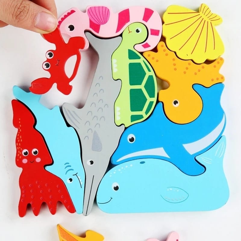 Une personne tient un puzzle Tangram Animaux Marins.