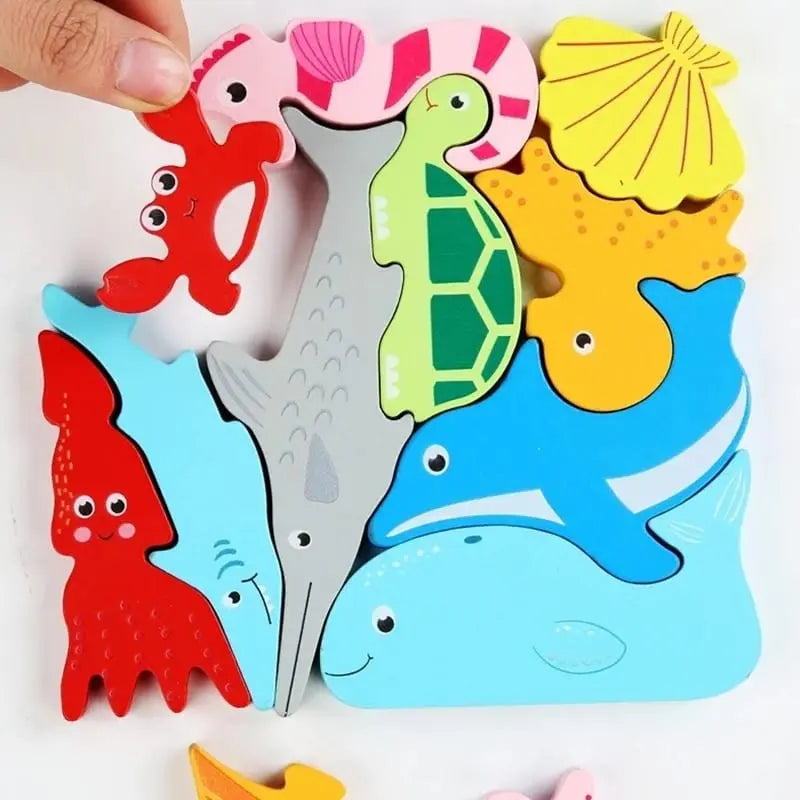 Une personne tient un puzzle Tangram Animaux Marins.