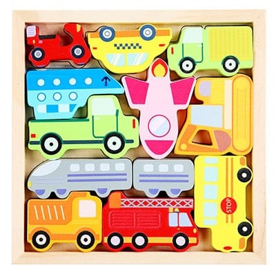 Une boîte en bois contenant une variété de puzzles Tangram Légumes et des jouets en bois en forme de légumes.