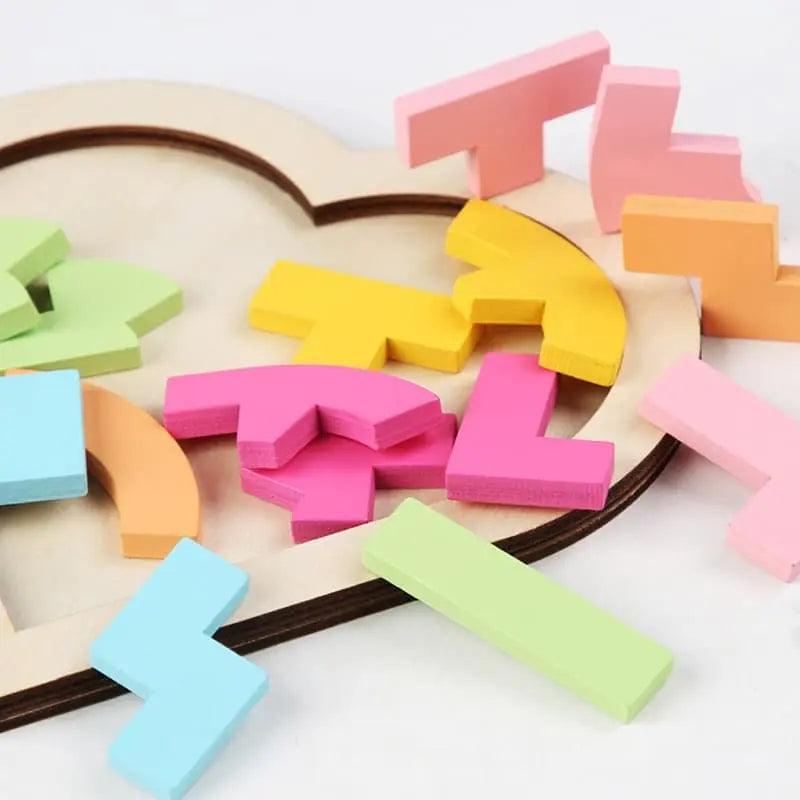 Un Tangram Coeur Coloré en bois.