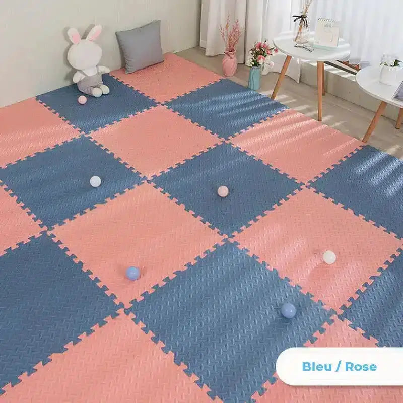 Un Tapis de Sol Épais Bébé à Deux Couleurs pour bébé, bleu et rose.