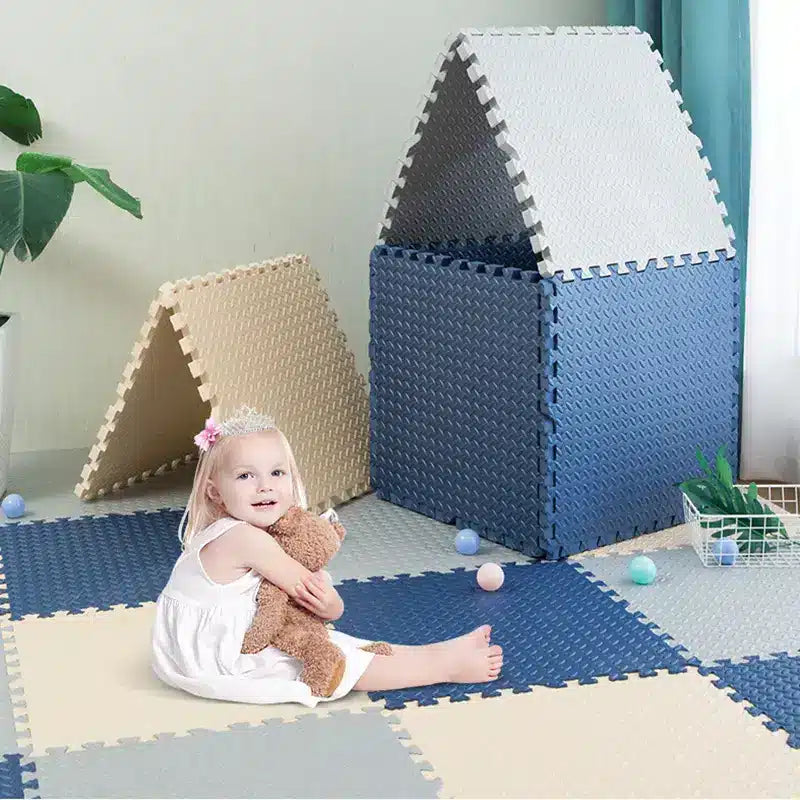 Une petite fille avec un ours en peluche devant un Tapis de Sol Épais Bébé à Deux Couleurs.
