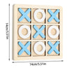 Un Tic Tac Toe en bois avec des pièces bleues et blanches.