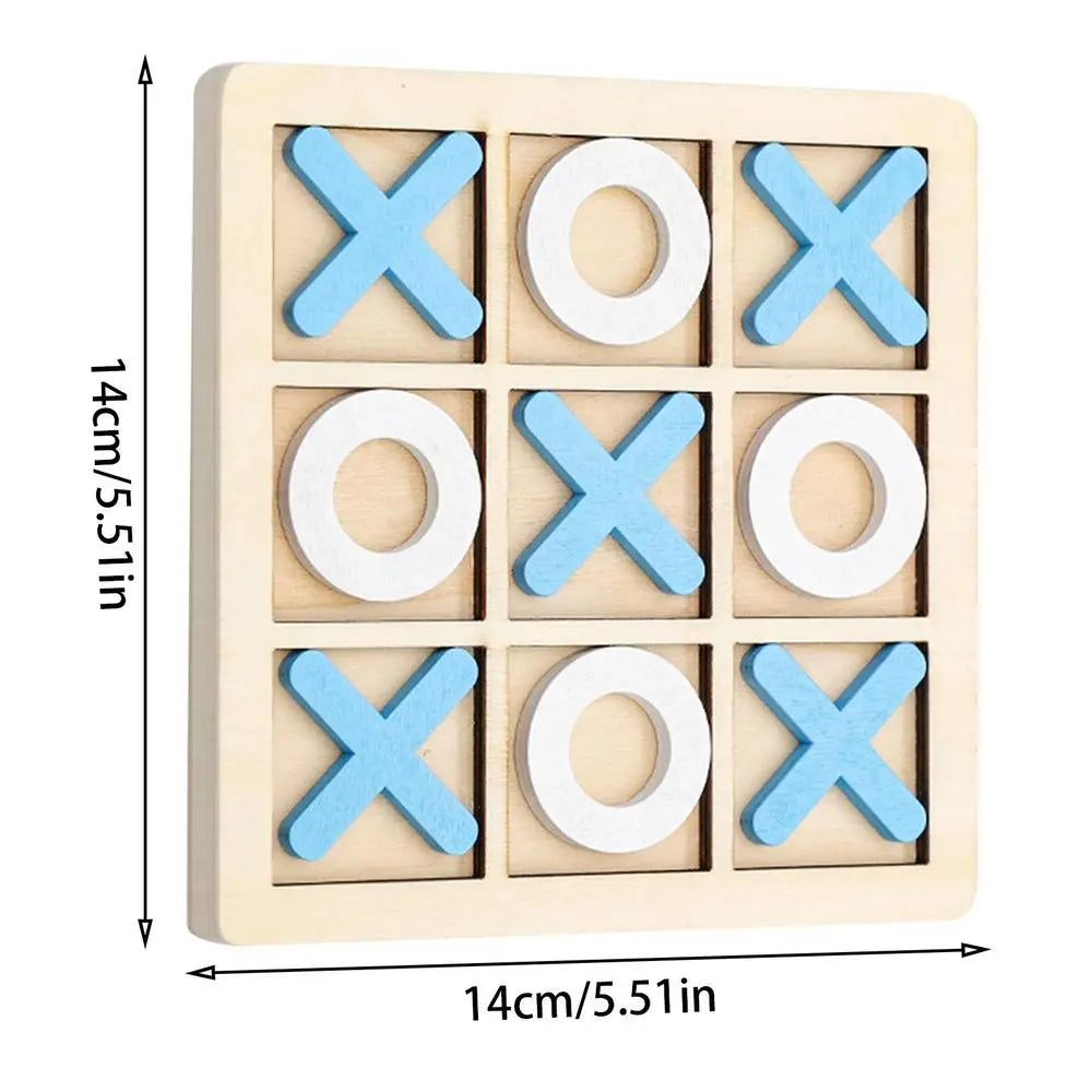 Un Tic Tac Toe en bois avec des pièces bleues et blanches.