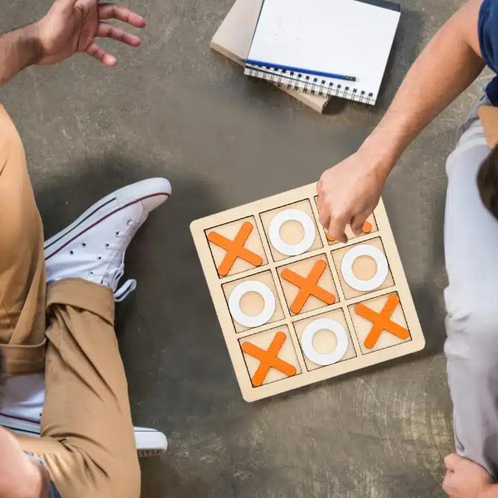 Deux hommes jouant au Tic Tac Toe en bois.