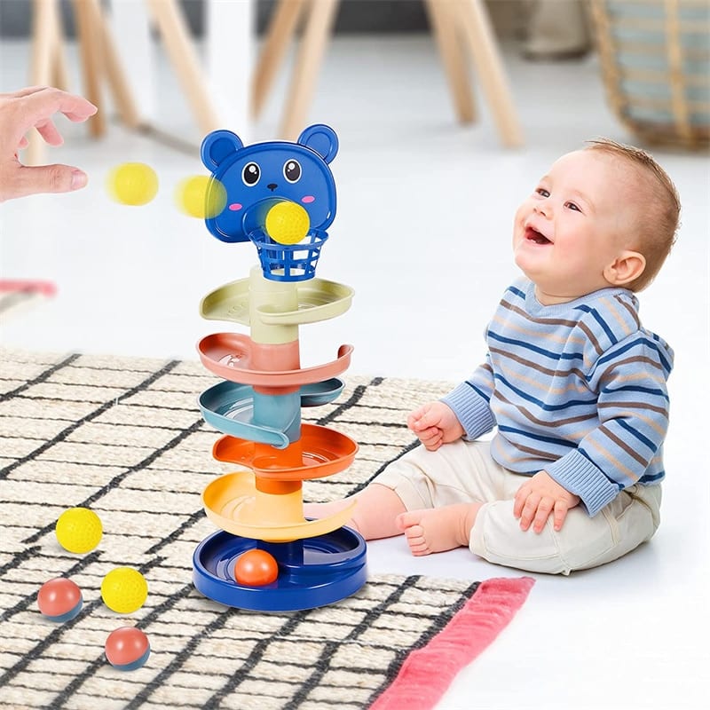 Un bébé joue avec une tour à jouets colorée Tour à Balles Roulantes 7 Étages - 45 cm.