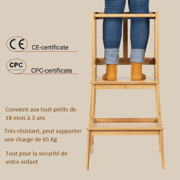 Une personne se tient debout sur un marchepied en bois certifié CE et CPC appelé Tour d’observation Montessori. Il supporte jusqu’à 65 kg et convient aux enfants âgés de 18 mois à 3 ans, comme le souligne le texte en français.
