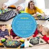 Petits et grands s'amusent avec Trianggle - Jeu de Stratégie, un jeu de société composé de pièces et de piquets colorés. Un texte rond en surbrillance met en valeur les avis positifs, indiquant que plus de 3000 parents sont satisfaits de ce jeu captivant.