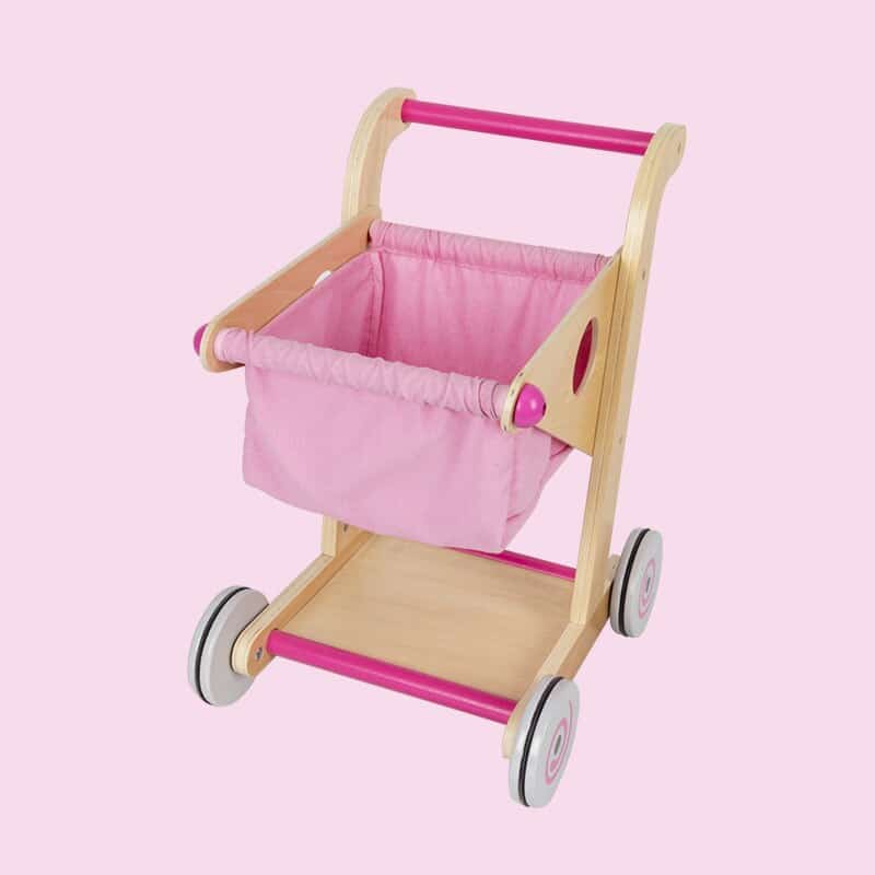 Un Trotteur Chariot de Marche Bébé - Petit Panier rose sur un fond rose.